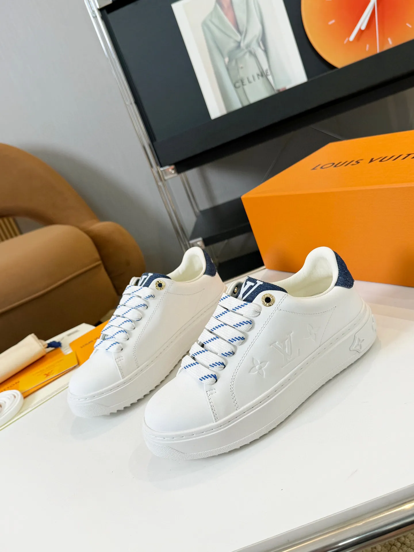 Men's Men's Shoes 💰💰660 Women's LV [Beverly Hills Sports Shoes Series] This Beverly Hills sports shoes are made of grained cow leather with Damier pattern, echoing the current season's leather goods series. The thick rubber outsole is lightweight, and an embossed Louis Vuitton logo adds a branding touch. Padded insole and technical fabric lining enhance comfort.  Detailed Features ♛ Embossed grained cowhide leather ♛ Ultra-lightweight rubber outsole ♛ Louis Vuitton logo on tongue and outsole ♛ Size: 35-40
